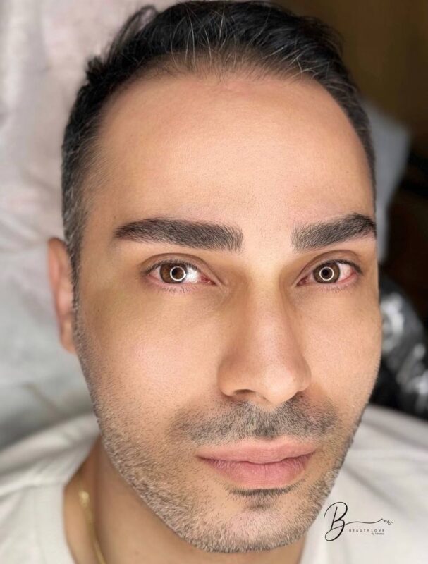 microblading on eyebrows